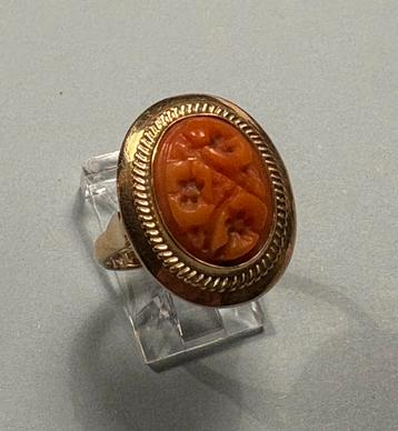 14 karaat gouden ring met gesneden bloedkoraal beschikbaar voor biedingen