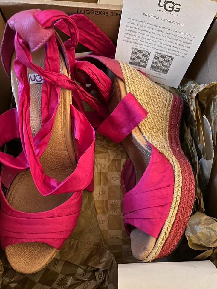 UGG FUCHSIA ROZE mt 8 (39), Kleding | Dames, Schoenen, Zo goed als nieuw, Roze, Ophalen of Verzenden