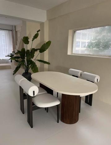 Beton ciré tafel met walnoot poten. Voor € 950,- !!  beschikbaar voor biedingen