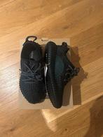 Yeezy 350 v1 Pirate Black (36 2/3), Zwart, Nieuw, Ophalen of Verzenden, Sneakers of Gympen