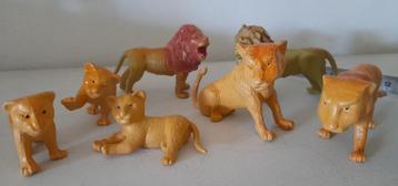 Speelfiguur leeuwenfamilie beschikbaar voor biedingen