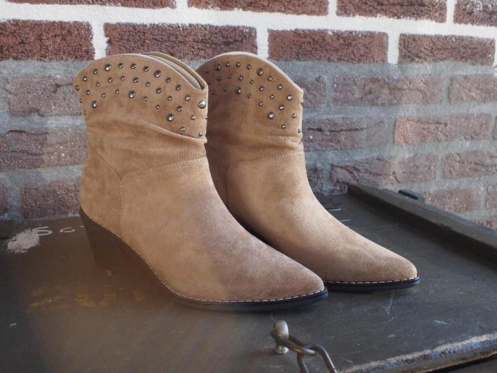 Leuke Western Boots Maat 37, Kleding | Dames, Schoenen, Nieuw, Lage of Enkellaarzen, Beige, Ophalen of Verzenden