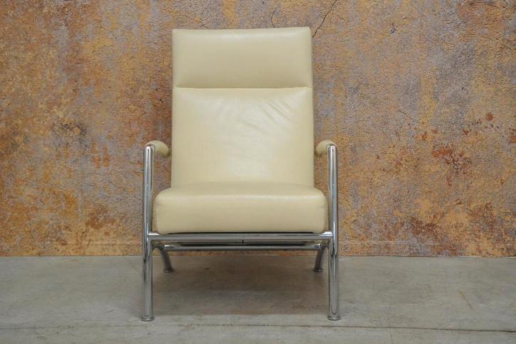 ZGANieuw witte leren Leolux Helical design fauteuil + poef, Huis en Inrichting, Fauteuils, Zo goed als nieuw, Leer, Metaal, 50 tot 75 cm