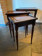 Houten bijzettafeltjes ingelegd met “leren” inleg, Antiek en Kunst, Antiek | Meubels | Tafels, Ophalen