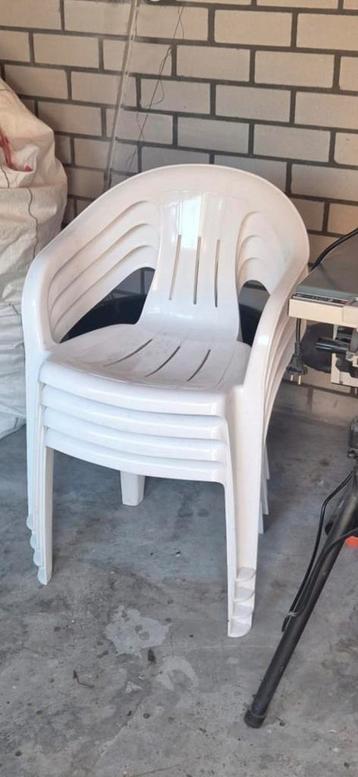 ZGAN, 4 stapelbare witte tuinstoelen beschikbaar voor biedingen