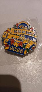 Metalen Pin badge NS is de bob carnaval 2025 collectors item, Ophalen of Verzenden, Nieuw, Transport, Speldje of Pin