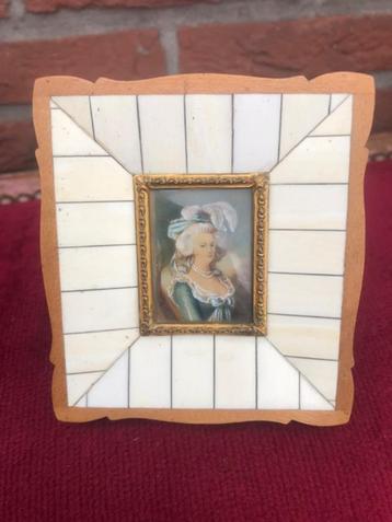 fraai oud miniatuur schilderij, adellijke dame beschikbaar voor biedingen