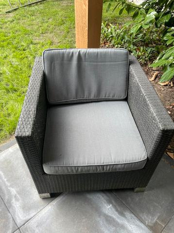 Twee tuinstoelen met kussens beschikbaar voor biedingen