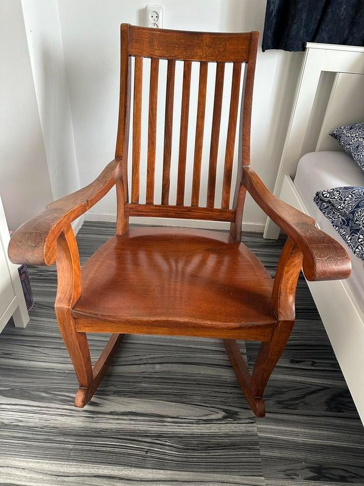 Handgemaakte Indiase houten schommelstoel, Antiek en Kunst, Antiek | Meubels | Stoelen en Banken, Ophalen of Verzenden