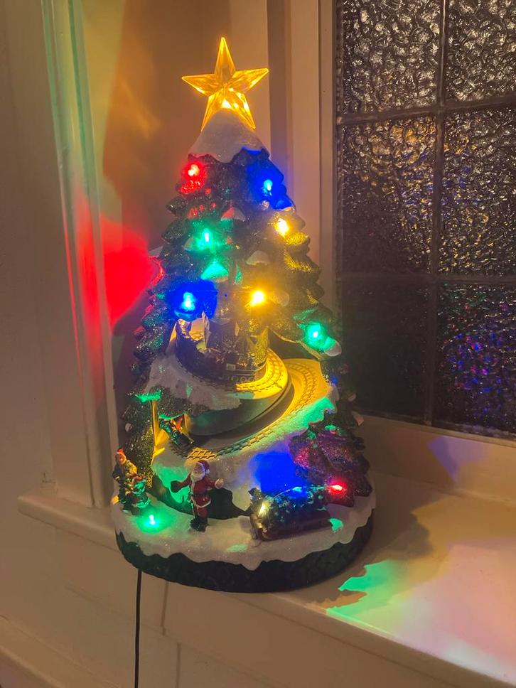 Kerstboom “kunstwerk” met trein en lichtjes, Diversen, Kerst, Zo goed als nieuw, Ophalen