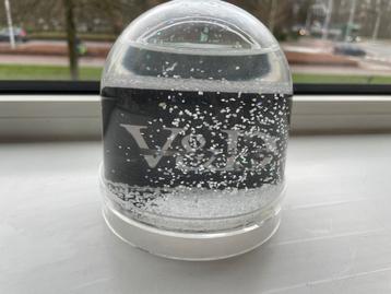 Nieuwe sneeuwbol met V&D logo. Kun je vervangen door foto beschikbaar voor biedingen
