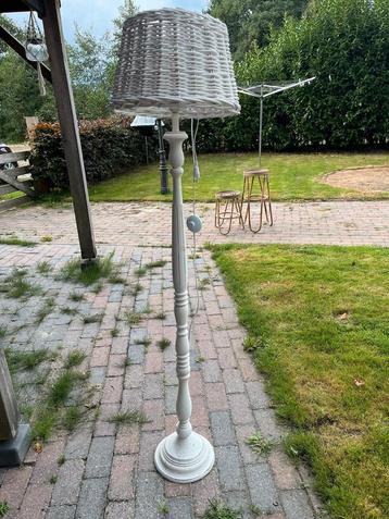 Witte Staande Lamp met Wicker Kap beschikbaar voor biedingen
