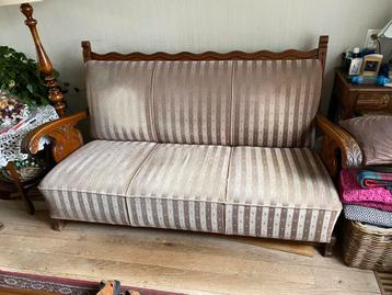 Antieke vintage bank met twee stoelen beschikbaar voor biedingen