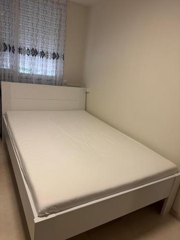 Tweepersoonsbed 140x200 incl. matras en lattenbodem.