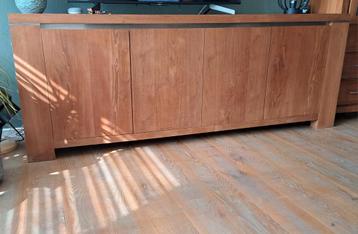 Houten Dressoir met Deuren beschikbaar voor biedingen