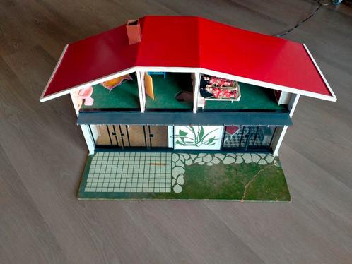 Vintage poppenhuis met jaren 60 meubels en houten inrichting, Kinderen en Baby's, Speelgoed | Poppenhuizen, Gebruikt, Poppenhuis