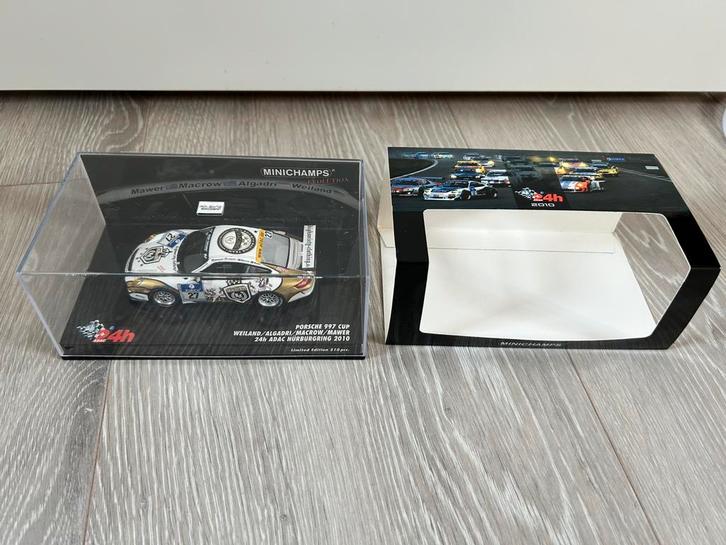 1:43 Minichamps Porsche 997 Cup #27 24h 2010 In doos, Hobby en Vrije tijd, Modelauto's | 1:43, Zo goed als nieuw, Auto, MiniChamps