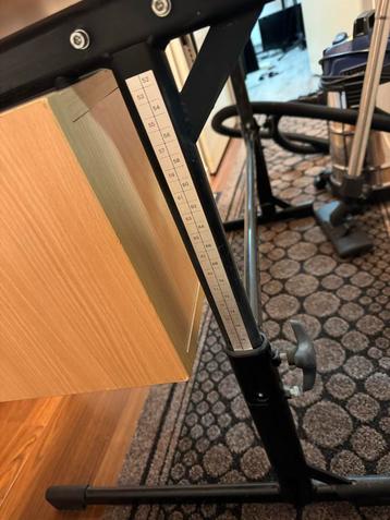 Verstelbaar bureau zonder stoel beschikbaar voor biedingen