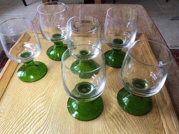 Complete set smaragd groene glazen met stevige voet beschikbaar voor biedingen