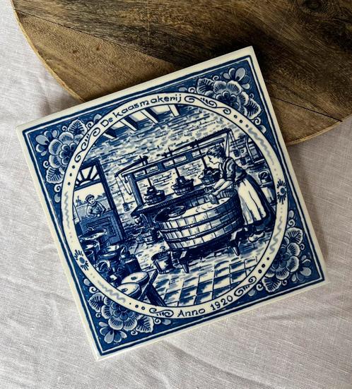 Prachtige Delfts Blauw tegel  - De Kaasmakerij (Anno 1920), Antiek en Kunst, Antiek | Wandborden en Tegels, Ophalen of Verzenden