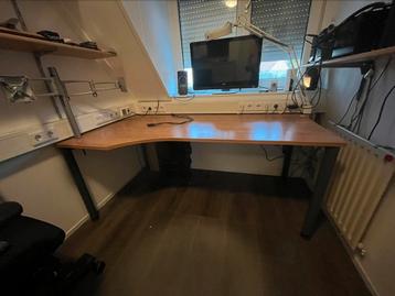Hoek bureau met beeldschermsteun