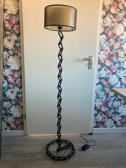Stalen vloerlamp Vandeheg, Huis en Inrichting, Lampen | Vloerlampen, Zo goed als nieuw, 100 tot 150 cm, Metaal, Ophalen