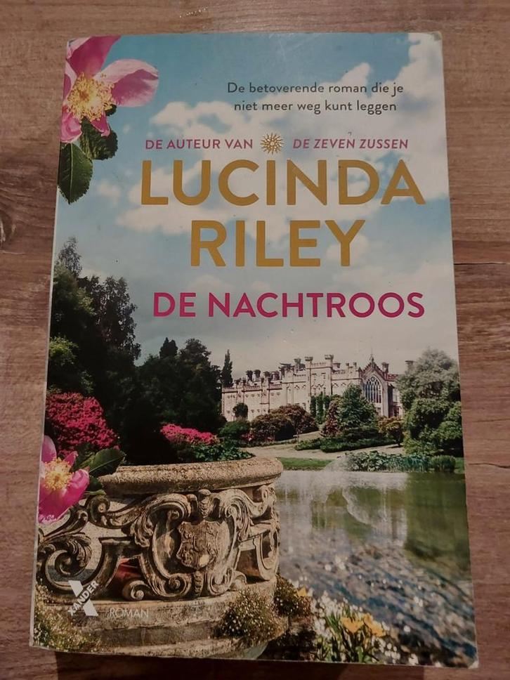 Lucinda Riley - De Nachtroos, Boeken, Romans, Zo goed als nieuw, Nederland, Ophalen of Verzenden