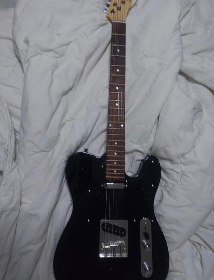 Zwarte Gitaar met Versterker en Accessoires, Muziek en Instrumenten, Snaarinstrumenten | Gitaren | Elektrisch, Gebruikt, Solid body