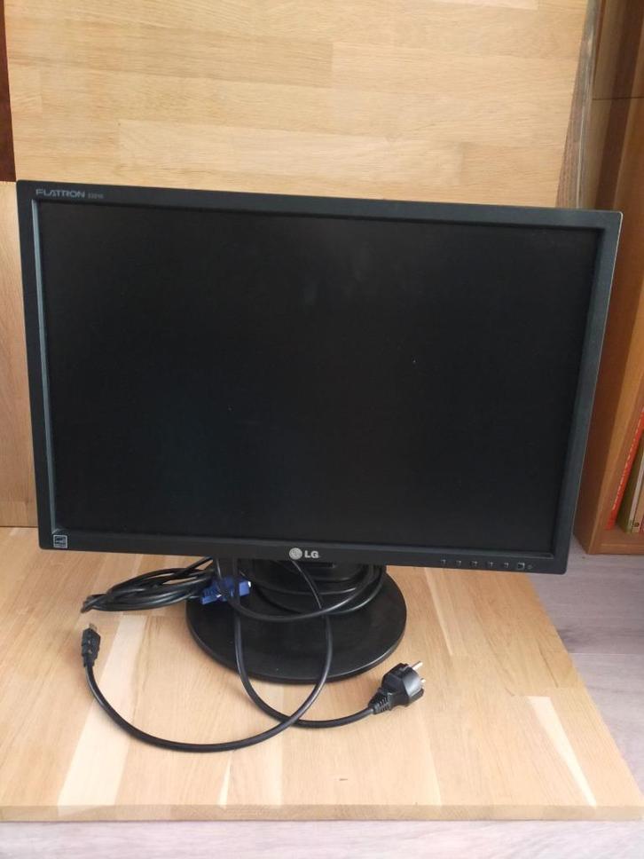 LG Flatron E2210 Monitor, hoogte verst. kantelbaar, hdmi, Computers en Software, Monitoren, Zo goed als nieuw, 60 Hz of minder