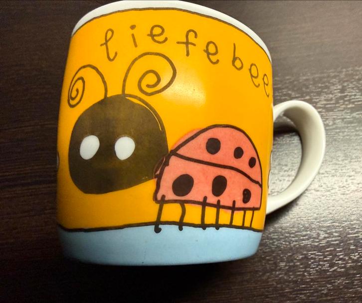 Liefebees Mok - Babette Farms, Huis en Inrichting, Keuken | Servies, Gebruikt, Kop(pen) en/of Schotel(s), Overige stijlen, Keramiek