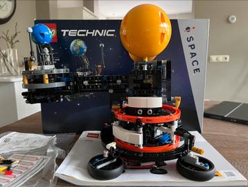 Lego technic 42179 Planet Earth and Moon in Orbit beschikbaar voor biedingen