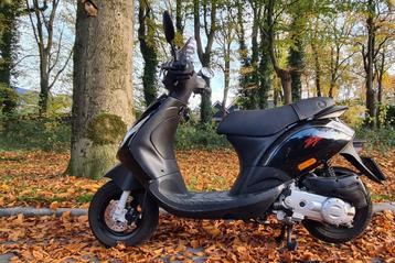 Zwarte Vespa Zip 4t - Goed Onderhouden! beschikbaar voor biedingen