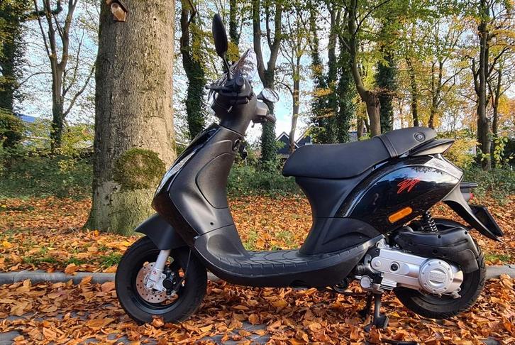 Zwarte Vespa Zip 4t - Goed Onderhouden!, Fietsen en Brommers, Scooters | Yamaha, Zo goed als nieuw, Overige modellen, Maximaal 45 km/u