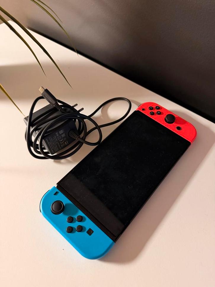 Nintendo Switch - Blauw/Rood, Spelcomputers en Games, Games | Nintendo Switch, Gebruikt, Overige genres, 3 spelers of meer, Vanaf 7 jaar