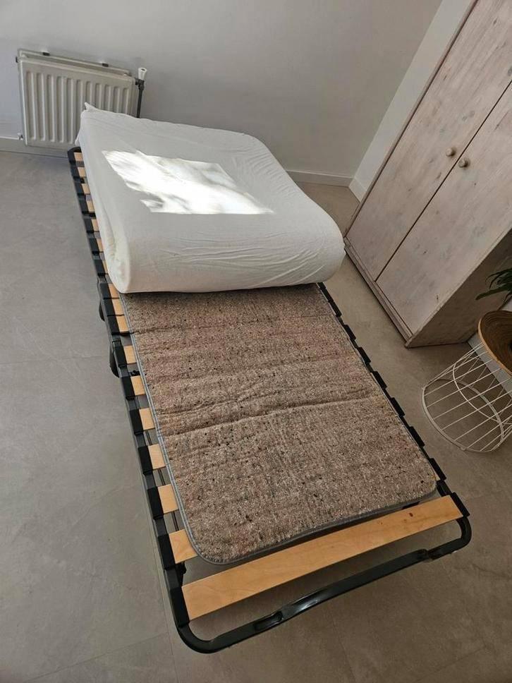 Opklapbed met natuurlatex matras. Goede staat en comfortabel, Huis en Inrichting, Slaapkamer | Bedden, Zo goed als nieuw, Eenpersoons