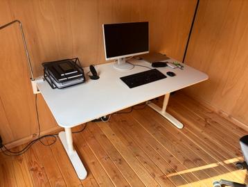 Wit bureau. In hoogte verstelbaar en in goede staat. beschikbaar voor biedingen