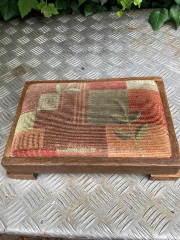 oud massief eiken voetenbankje nette kleurige bekleding beschikbaar voor biedingen