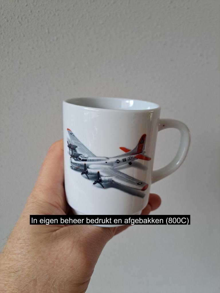 Mok beker B-17 Flying Fortress vliegtuig, Porselein D8xH10cm, Overige typen, Nieuw, Ophalen of Verzenden, Overige stijlen