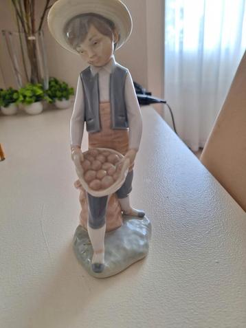 Zaphir Porseleinen Beeldje Jongen met Mand beschikbaar voor biedingen