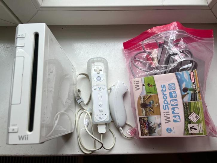 Wii + Wii remote & Nunchuk + Wii Sports, Spelcomputers en Games, Spelcomputers | Nintendo Wii, Zo goed als nieuw, Met 1 controller