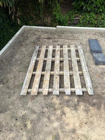 Gratis af te halen; houten pallet beschikbaar voor biedingen
