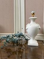 Klassieke witte lampvoet met reliëf en kwastdetails, D, Ophalen of Verzenden, Zo goed als nieuw, Metaal