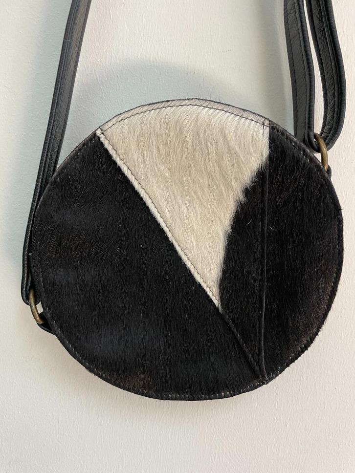 Tas21 - Zwart-witte leren dierenhuid tas (1), Sieraden, Tassen en Uiterlijk, Tassen | Schoudertassen, Zo goed als nieuw, Zwart