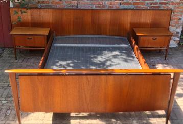 Vintage, design bed en nachtkastjes Louis van Teeffelen  beschikbaar voor biedingen