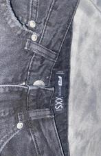 Zwarte broek met 2 kleine Gaten, Kleding | Dames, Spijkerbroeken en Jeans, Nieuw, W30 - W32 (confectie 38/40), Ophalen of Verzenden