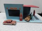Antieke Caltex garage met 2 dinky toys, Antiek en Kunst, Antiek | Speelgoed, Ophalen of Verzenden