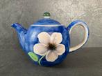 Vic’s handpainted blauwe theepot met wit bloemmotief, Ophalen of Verzenden, Zo goed als nieuw