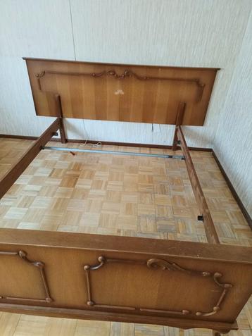 Vintage Houten Bedframe 140 x 200 beschikbaar voor biedingen