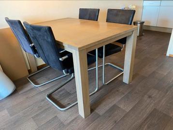 Eettafel massief eiken met 4 stoelen beschikbaar voor biedingen