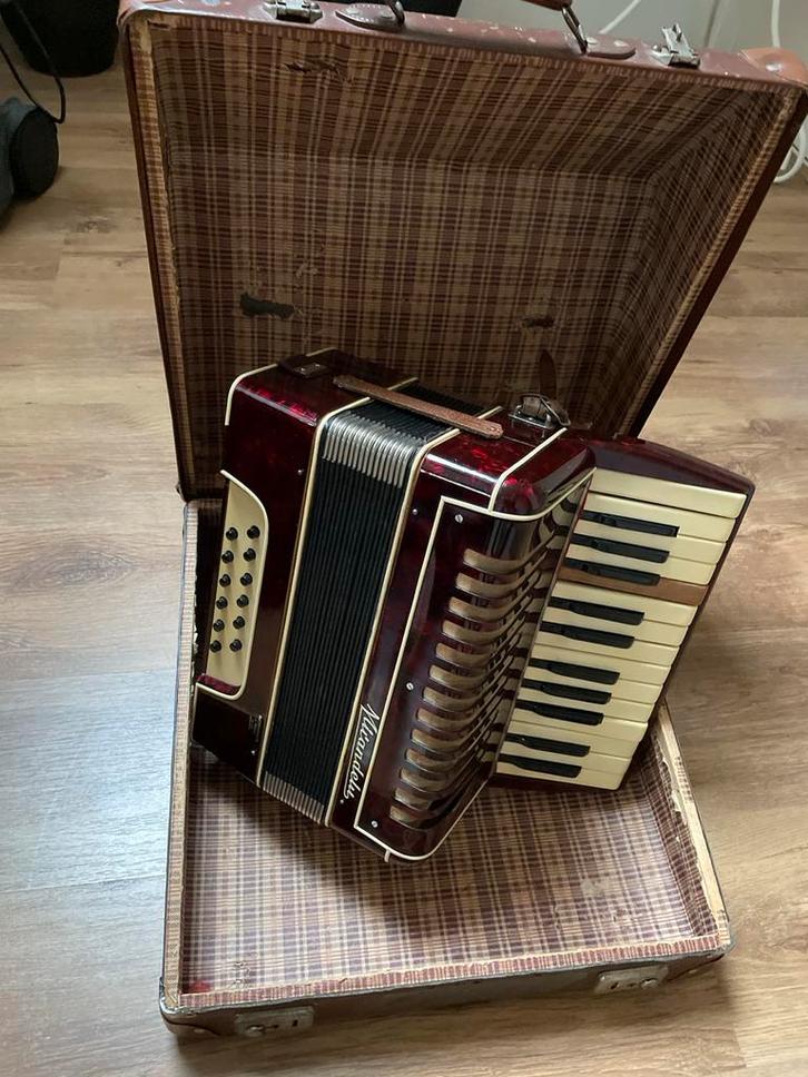 Mooie Scandalli Toetsaccordeon met Koffer, Muziek en Instrumenten, Accordeons, Gebruikt, Toetsaccordeon, Overige formaten, Scandalli